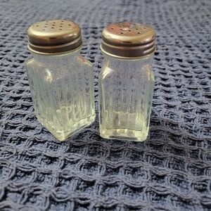 Vintage Clear Glass Salt&Pepper Shakers-Ribbed Design W/ Metal Twist-Off Lids